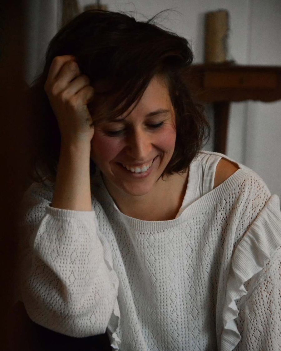 Portrait d'Alexandra Clerc, souriante, en pull blanc