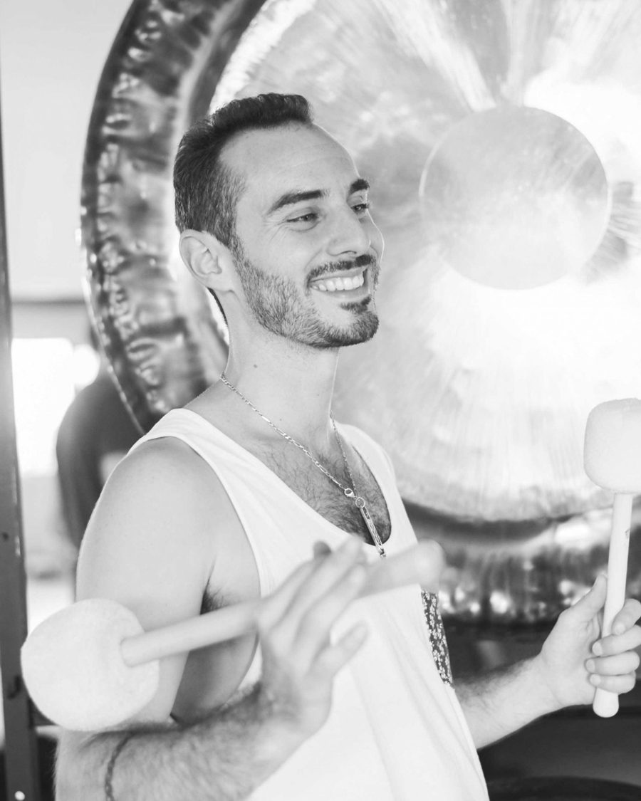 Clément Moreau, souriant, maillets en main devant un gong