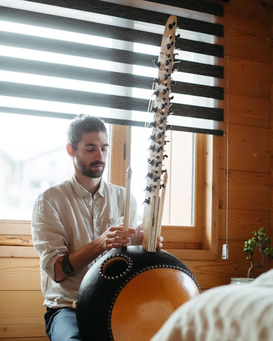 Clément Moret jouant de la kora