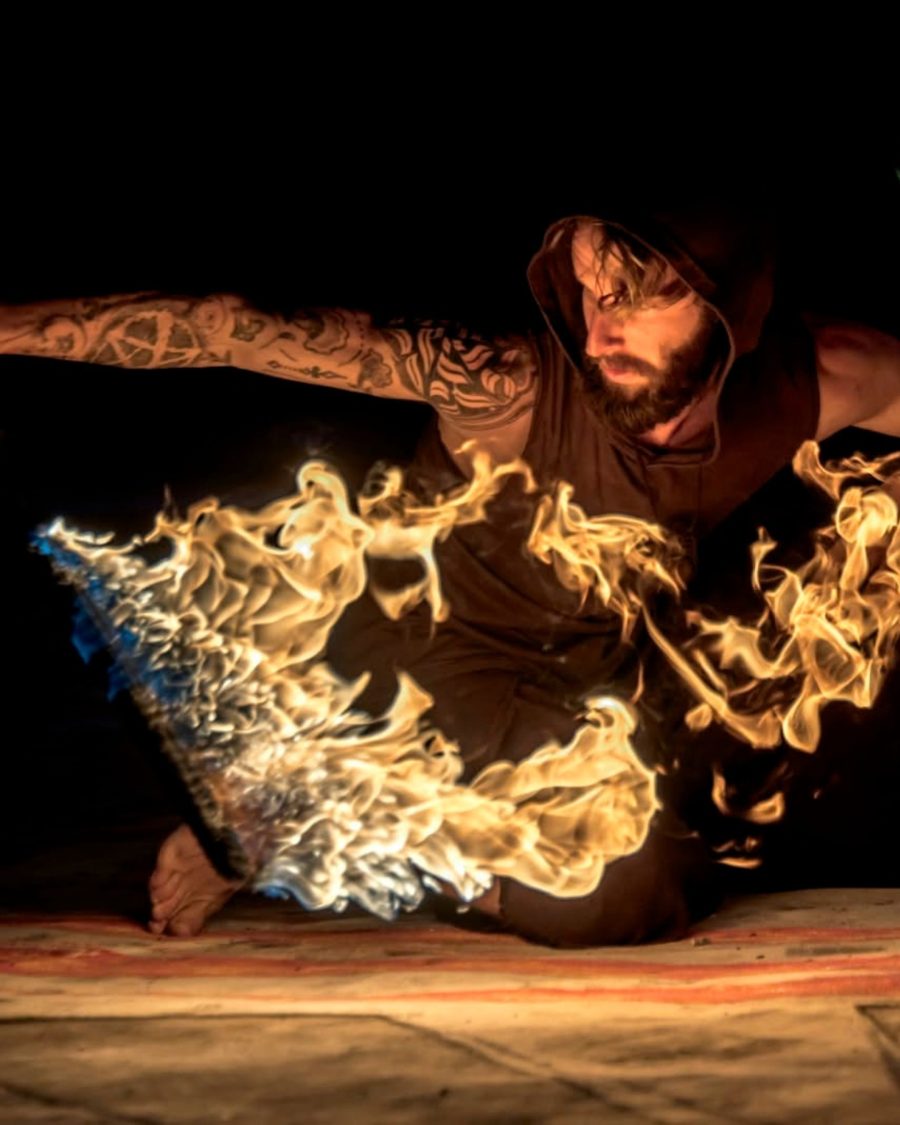 David ML en mouvement, entouré de flammes
