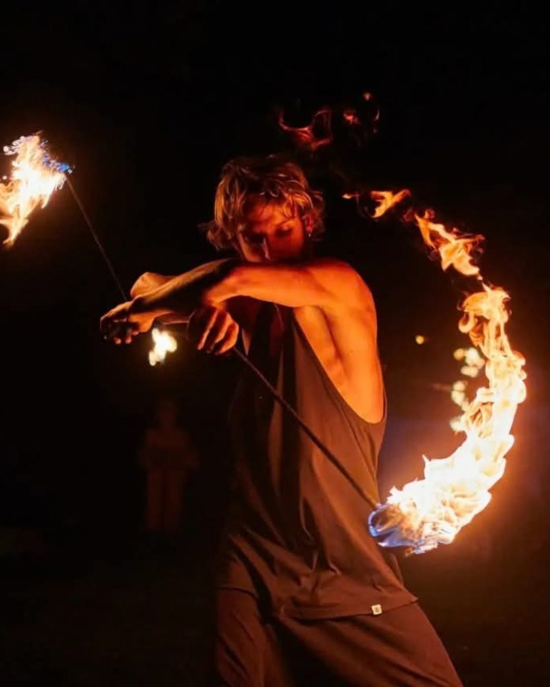 Artiste du feu en mouvement