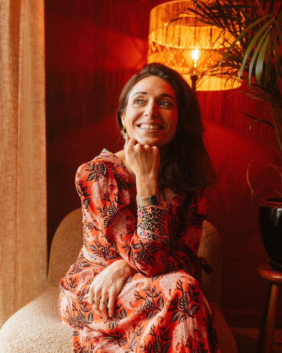 Portrait de Marie Kernevez Le Grand, souriante, assise près d'une lampe